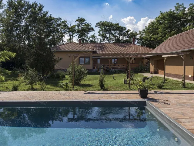 Eladó mezőgazdasági ingatlan Kocsér 339 nm