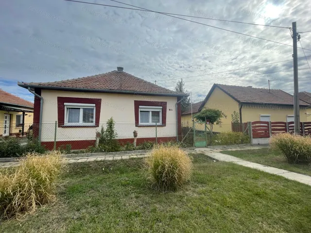 Eladó ház Újszász 83 nm