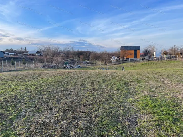 Eladó mezőgazdasági ingatlan Besenyszög 2400 nm