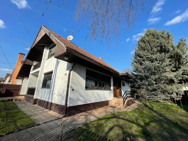 Eladó ház Újszász 214 nm