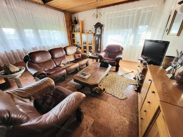 Eladó ház Újszász 214 nm