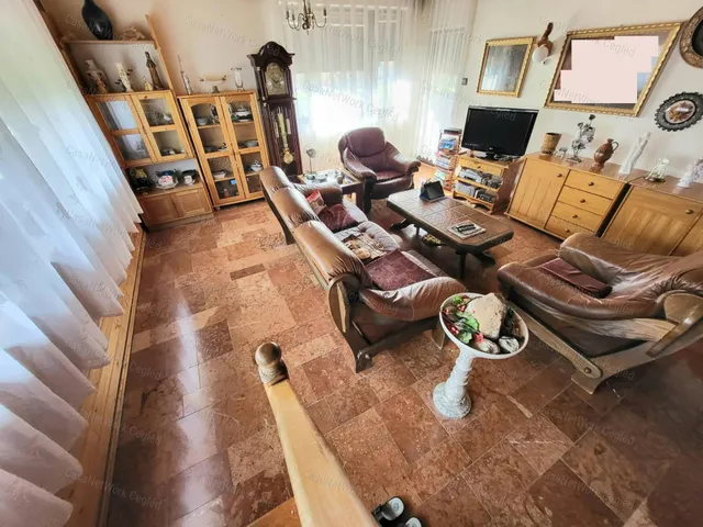 Eladó ház Újszász 214 nm