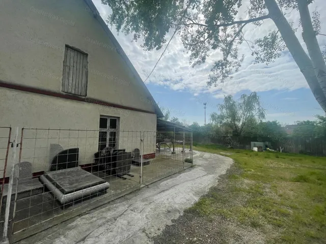 Eladó kereskedelmi és ipari ingatlan Szolnok 450 nm