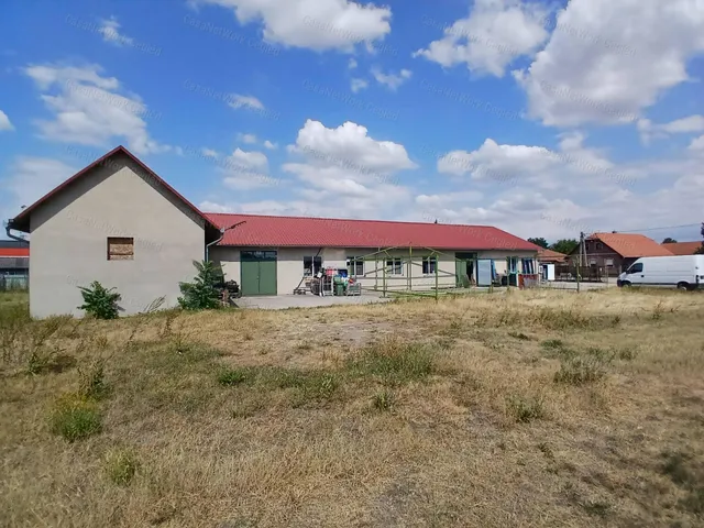 Eladó kereskedelmi és ipari ingatlan Cegléd 454 nm