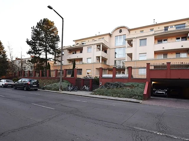 Kiadó garázs Debrecen, Sestakert 13 nm