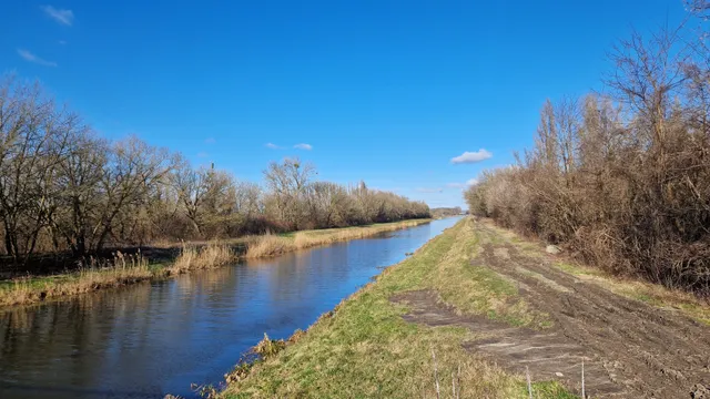 Eladó mezőgazdasági ingatlan Balatonkeresztúr, Balaton közelében közvetlen patak partján 110000 nm