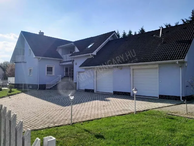 Kiadó ház Paks, Ezredvég utca 400 nm