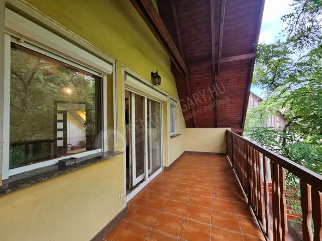 Eladó ház Üröm, Diófa utca 190 nm