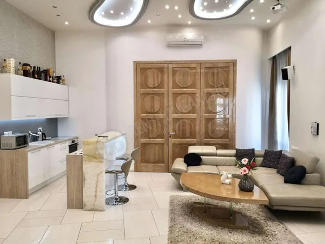 Kiadó lakás Budapest V. kerület, Irányi utca 100 nm