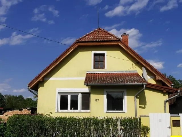 Eladó ház Szakony, Az osztrák határtól 6 km-re Szakonyban családi birtok – medencével, tóval, hatalmas telekkel – kivál 140 n