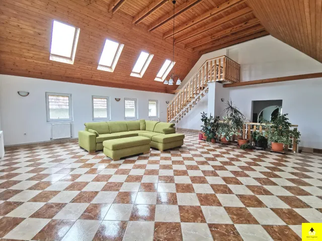 Eladó ház Szakony, Az osztrák határtól 6 km-re Szakonyban családi birtok – medencével, tóval, hatalmas telekkel – kivál 140 n