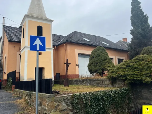 Eladó ház Cák, Eladó családi ház Cákon – Tágas, kétlakásos ingatlan műteremmel és egyedi jellemzőkkel 250 nm