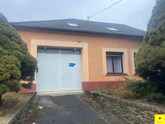 Eladó ház Cák, Eladó családi ház Cákon – Tágas, kétlakásos ingatlan műteremmel és egyedi jellemzőkkel 250 nm