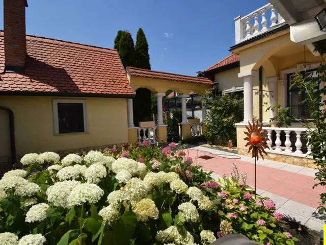Eladó ház Sopron, Balf, Különleges kúria jellegű villa eladó Balfon, saját medencével és borospincével 300 nm