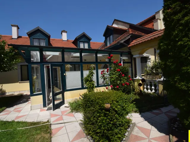 Eladó ház Sopron, Balf, Különleges kúria jellegű villa eladó Balfon, saját medencével és borospincével 300 nm