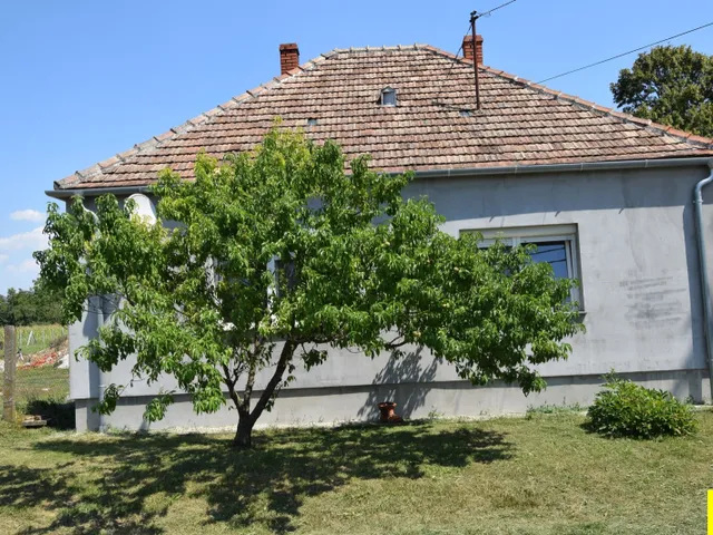 Eladó ház Chernelházadamonya, Azonnal költözhető családi ház Chernelházadamonyán nagy telekkel és garázsokkal! 65 nm