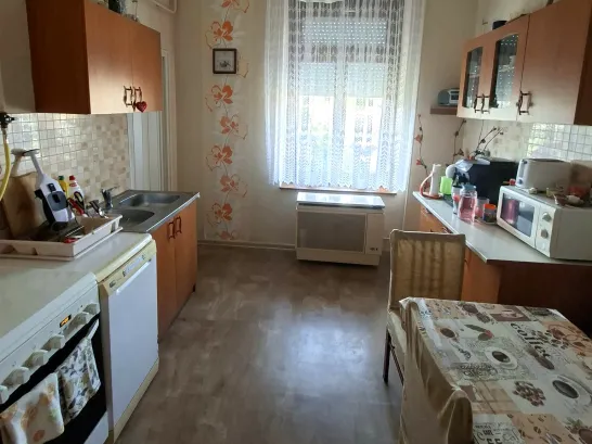 Eladó lakás Bük, Bükön 53 m²-es, 2 szobás lakás saját kertrésszel, garázzsal és pincével eladó – 37,5 M Ft 53 nm