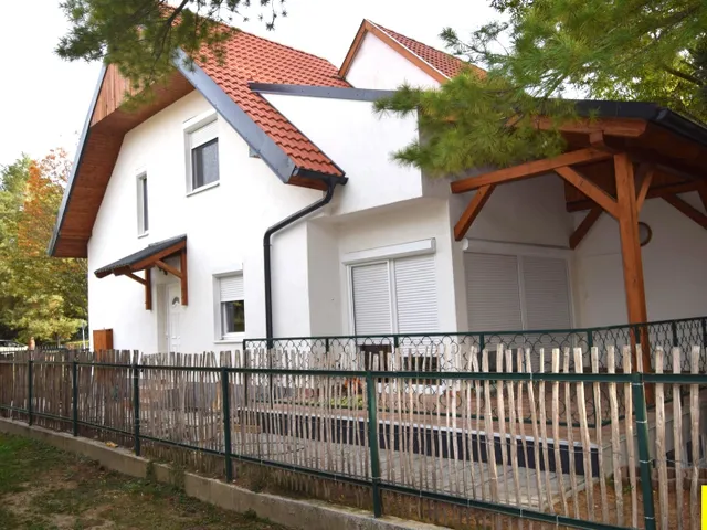 Eladó nyaraló Bük, Bükfürdőn, a gyógyfürdő közelében újszerű állapotú, bútorozott nyaraló eladó! 72 nm