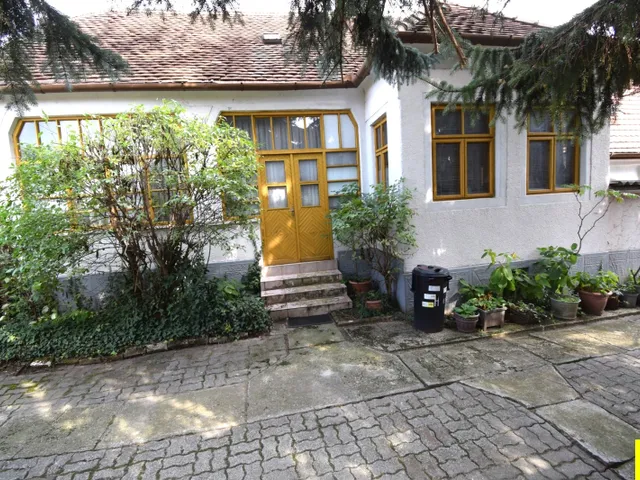 Eladó ház Csepreg, Csepregen nappali + 3 hálószobás, 100 m2-es ház, dupla telken, alkalmi áron 34,9 M Ft! 100 nm