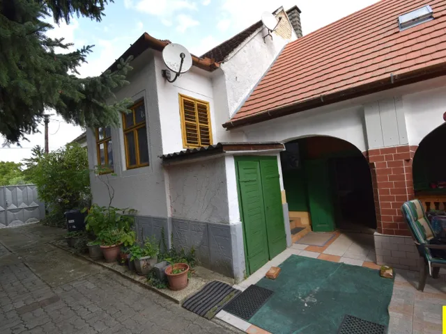 Eladó ház Csepreg, Csepregen nappali + 3 hálószobás, 100 m2-es ház, dupla telken, alkalmi áron 34,9 M Ft! 100 nm