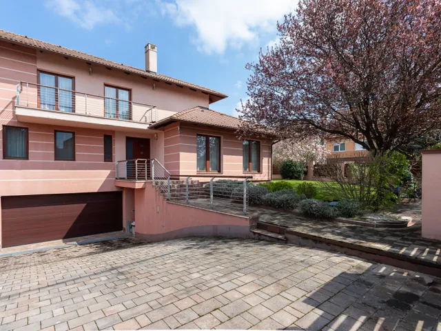 Eladó ház Székesfehérvár 270 nm