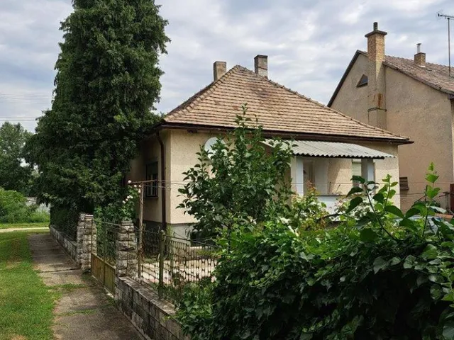 Eladó ház Süttő 500 nm