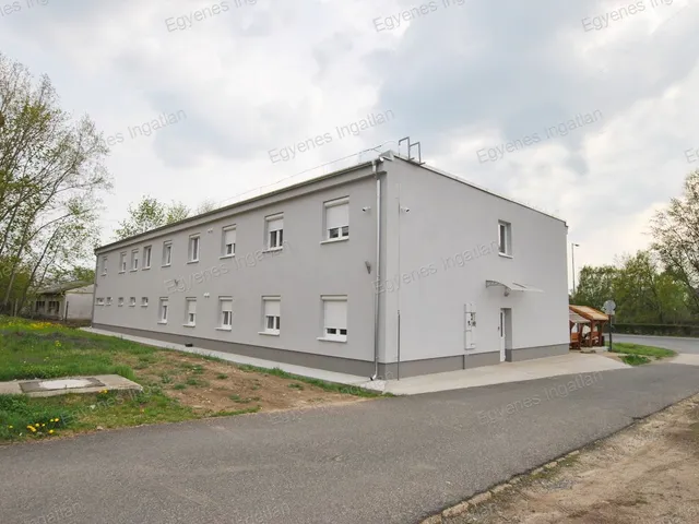 Eladó kereskedelmi és ipari ingatlan Százhalombatta 650 nm