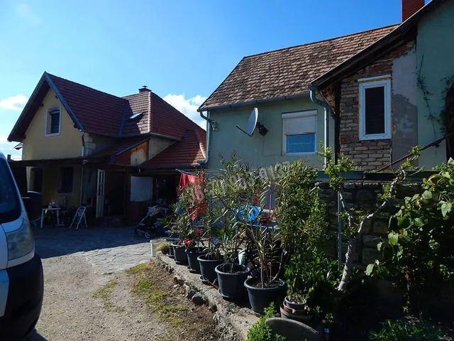Eladó ház Gyulakeszi 290 nm