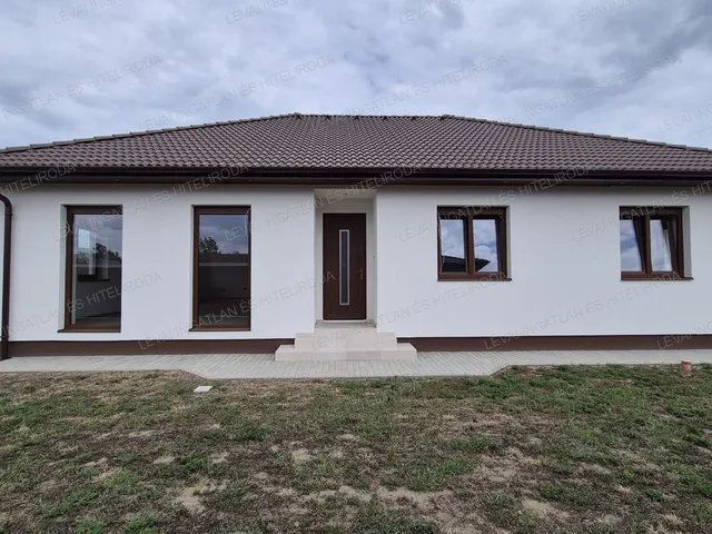 Eladó ház Békéscsaba, Dobozi úti kertek 136 nm