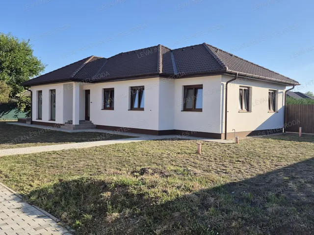 Eladó ház Békéscsaba, Dobozi úti kertek 136 nm