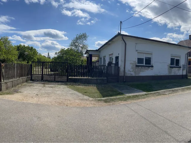 Eladó ház Dánszentmiklós 145 nm