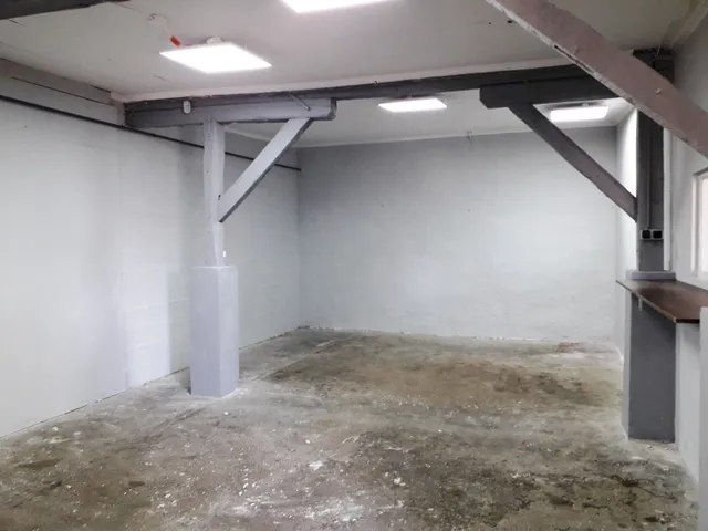Kiadó kereskedelmi és ipari ingatlan Dabas 180 nm