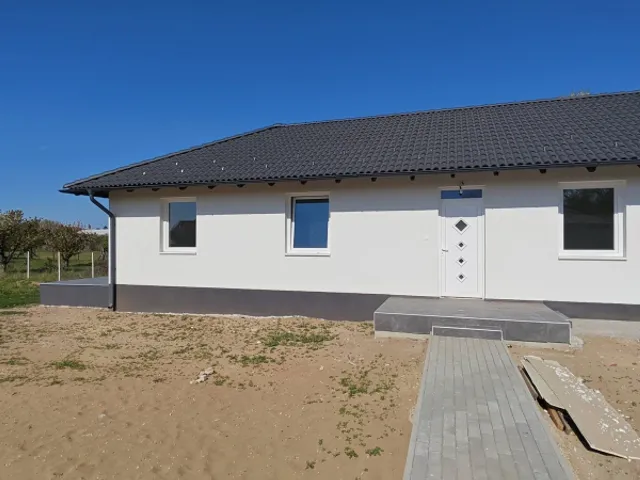 Eladó ház Dánszentmiklós 79 nm