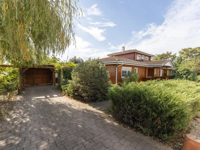 Eladó kereskedelmi és ipari ingatlan Siófok, Sóstó 188 nm