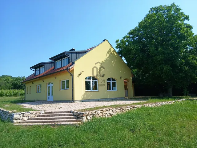 Eladó kereskedelmi és ipari ingatlan Siklós 247 nm