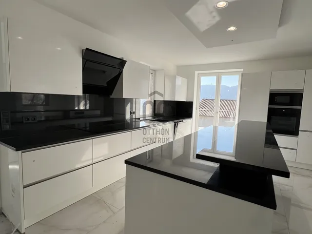 Eladó ház Budapest III. kerület, Ürömhegy 209 nm