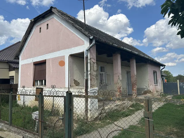 Eladó ház Gyüre 45 nm