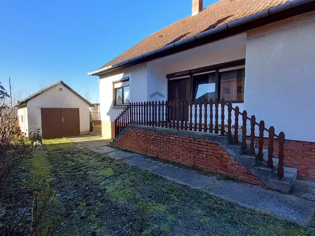 Eladó ház Tolna, Mözs 93 nm