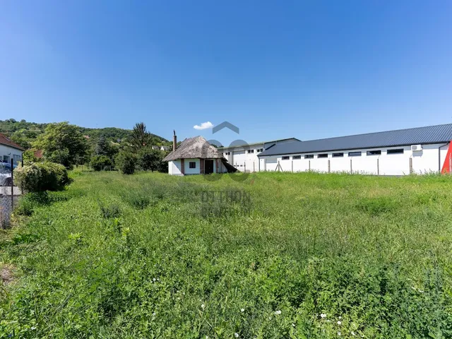 Eladó kereskedelmi és ipari ingatlan Szekszárd 44 nm