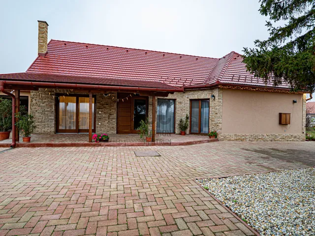 Eladó ház Szekszárd, Szőlőhegy 100 nm