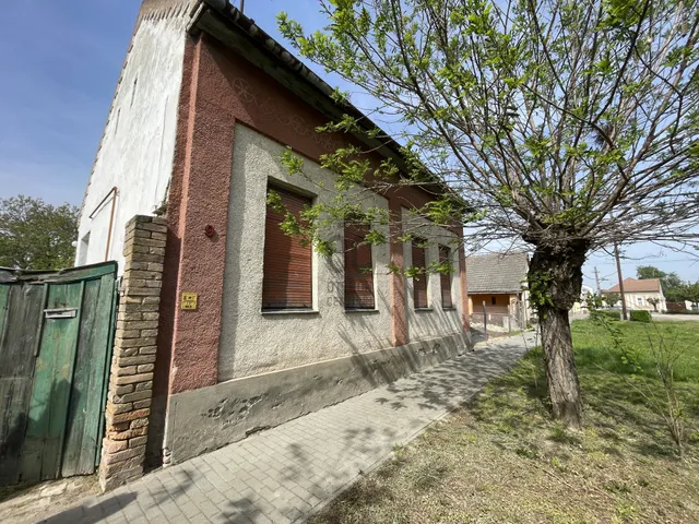 Eladó ház Fadd 1870 nm