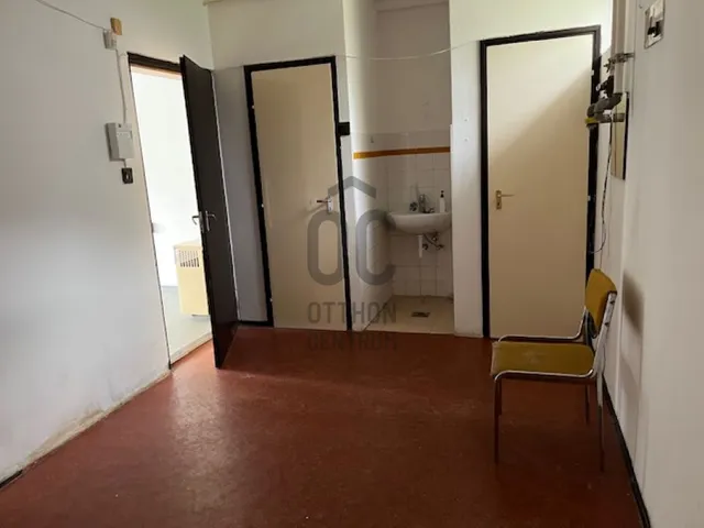 Eladó kereskedelmi és ipari ingatlan Paks, Lakótelep 50 nm