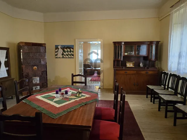 Eladó ház Tolna, Mözs 250 nm