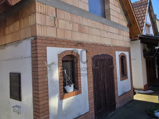 Eladó kereskedelmi és ipari ingatlan Paks 60 nm