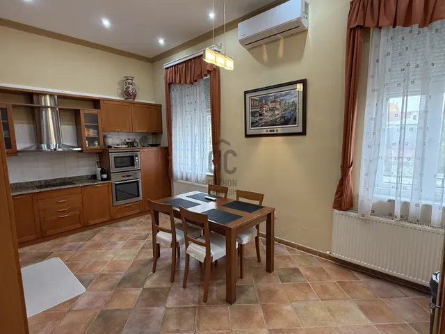 Eladó lakás Pécs, Belváros, Zrínyi Miklós utca 121 nm