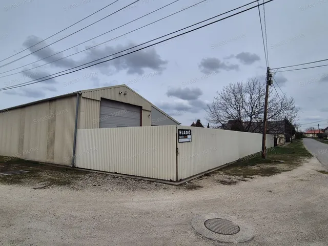 Eladó kereskedelmi és ipari ingatlan Kiskőrös 230 nm