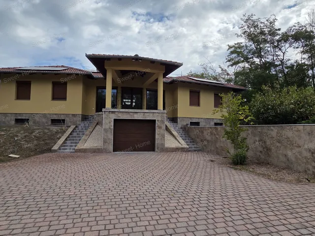 Kiadó ház Kecskemét, Talfája 240 nm