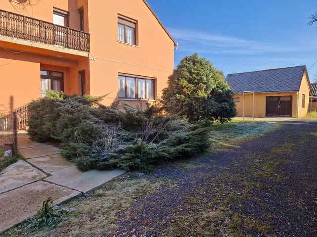 Eladó ház Eszteregnye 240 nm