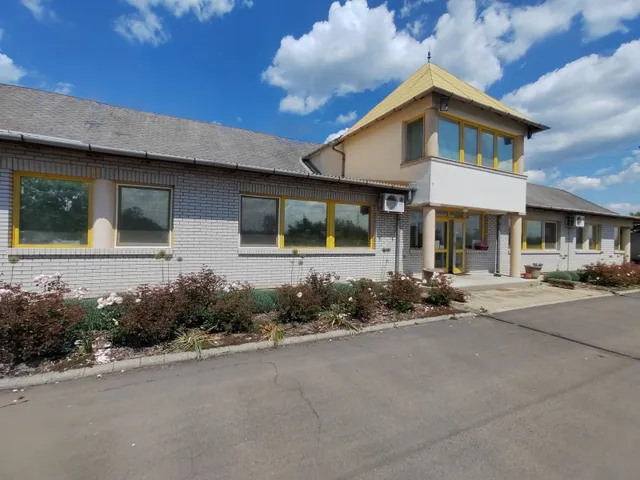 Eladó kereskedelmi és ipari ingatlan Békéscsaba 1100 nm