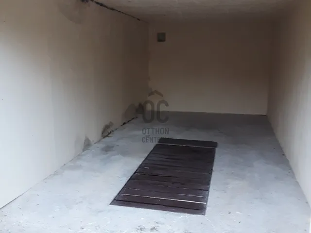Kiadó garázs Tapolca, Belváros 18 nm